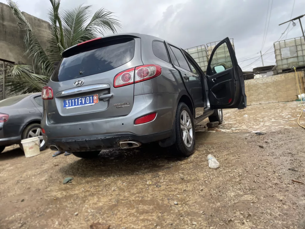 RAPIDE HYUNDAI SANTA _FE 2011 Boîte automatique Consommation Essence ⛽️ 6 cylindres Tout papier à jour Prix 6000000revoir