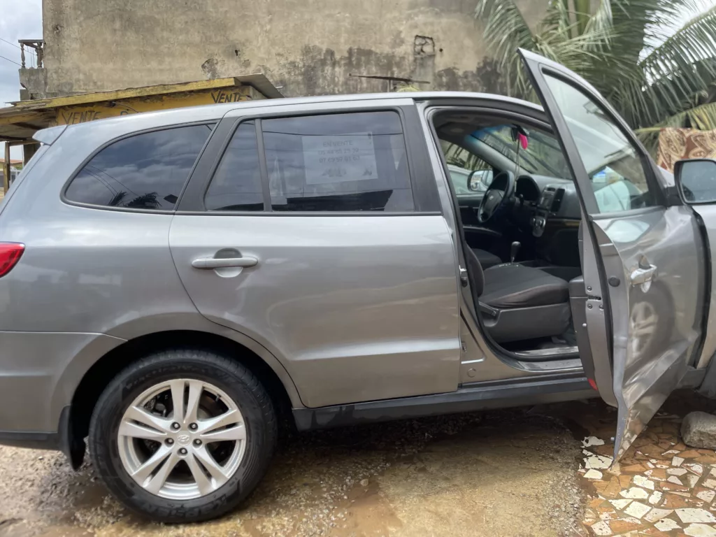 RAPIDE HYUNDAI SANTA _FE 2011 Boîte automatique Consommation Essence ⛽️ 6 cylindres Tout papier à jour Prix 6000000revoir