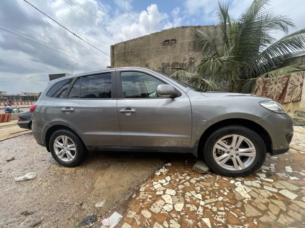 RAPIDE HYUNDAI SANTA _FE 2011 Boîte automatique Consommation Essence ⛽️ 6 cylindres Tout papier à jour Prix 6000000revoir