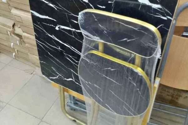Vente de chaises et tables et autres.