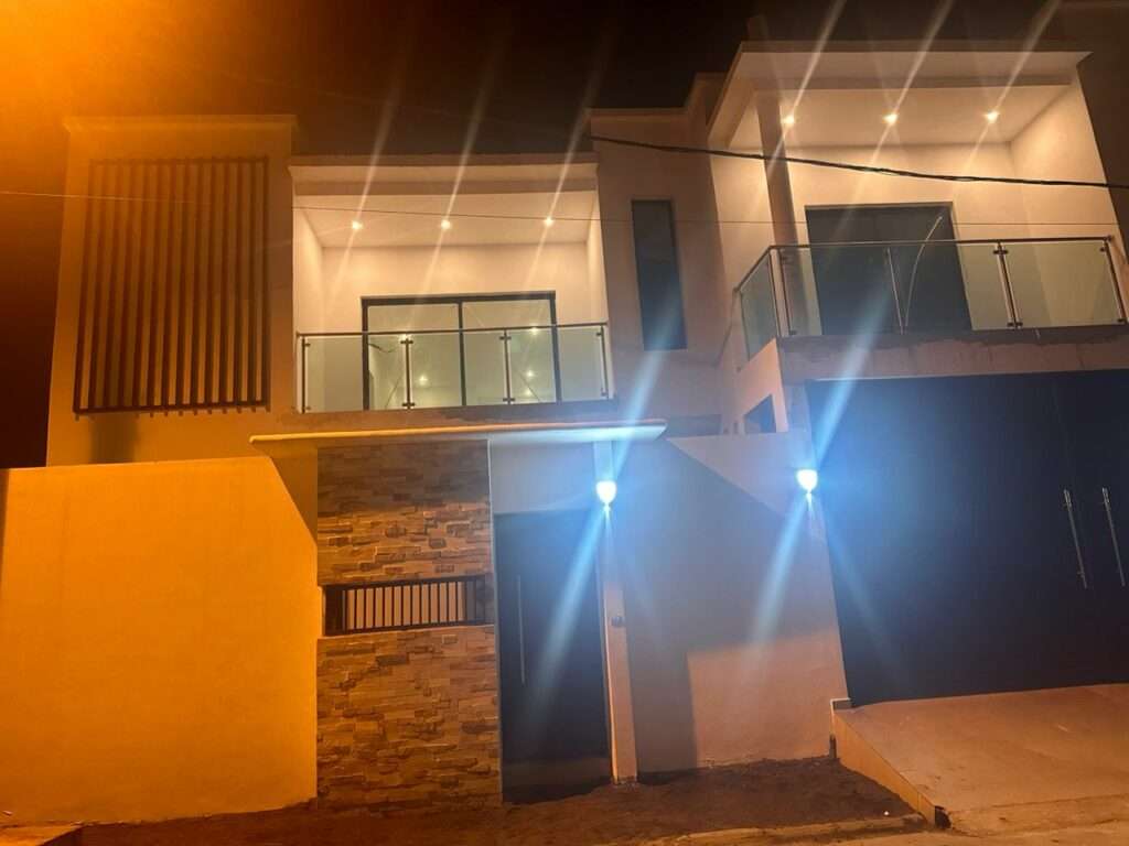 EN VENTE VILLA DUPLEX DE 08 PIÈCES AVEC PISCINE A ANGRÉ GESTOCI