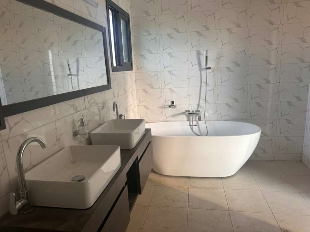 EN VENTE VILLA DUPLEX DE 08 PIÈCES AVEC PISCINE A ANGRÉ GESTOCI