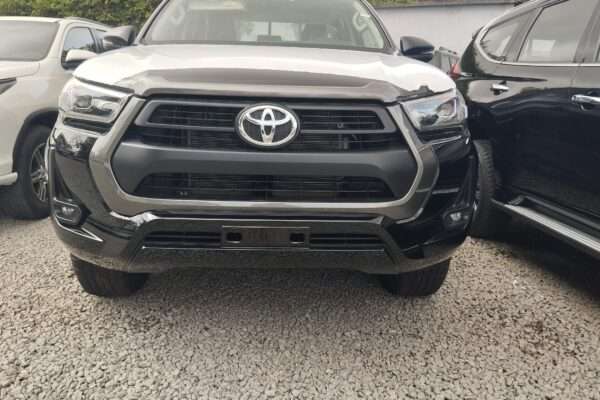Toyota Hilux SR5 V6 année 2025 essence boite automatique