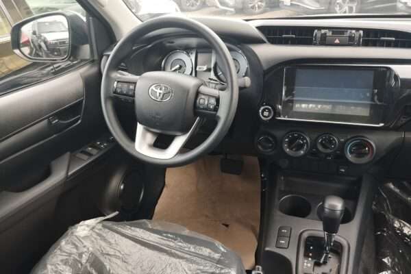 Toyota Hilux SR5 V6 année 2025 essence boite automatique