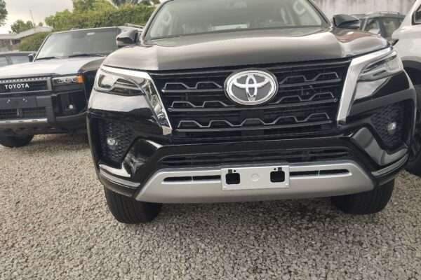 Toyota fortuner SR5 V6 année 2025 neuf 7 plces