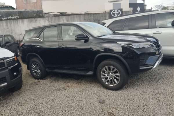 Toyota fortuner SR5 V6 année 2025 neuf 7 plces
