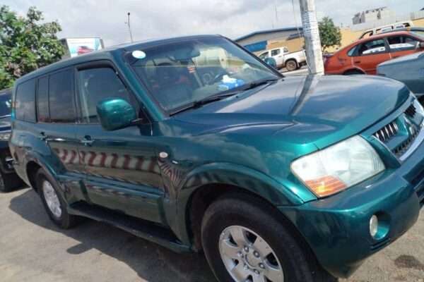 Location Mitsubishi Pajero 7 places assises avec chauffeur